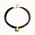 Collar de cuero con esfera grande ba&ntilde;ada en oro 18k