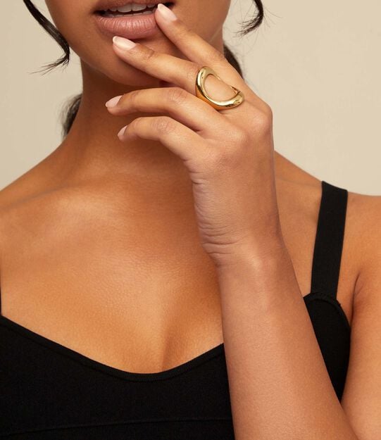 Bague plaqu&eacute;e or 18 carats avec un grand ovale central, Or, large