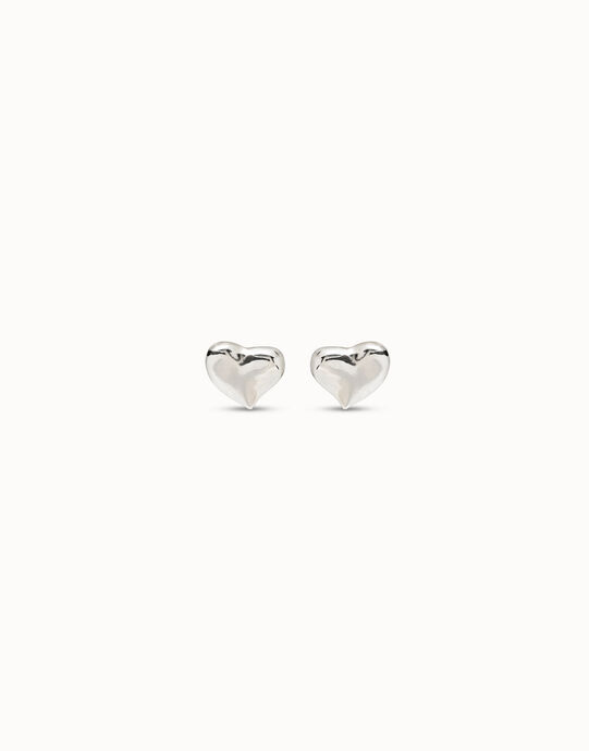 Aretes ba&ntilde;ados en plata de ley con forma de coraz&oacute;n mediano