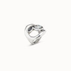 Anillo ba&ntilde;ado en plata de ley con &oacute;valo central y dos cristales color gris oscuro