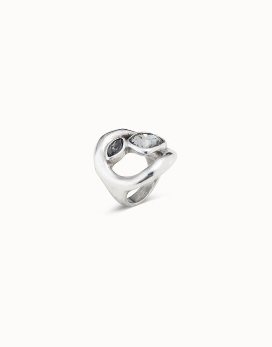 Ring with central oval and two crystals