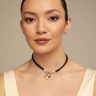 Short leather necklace with central clasp