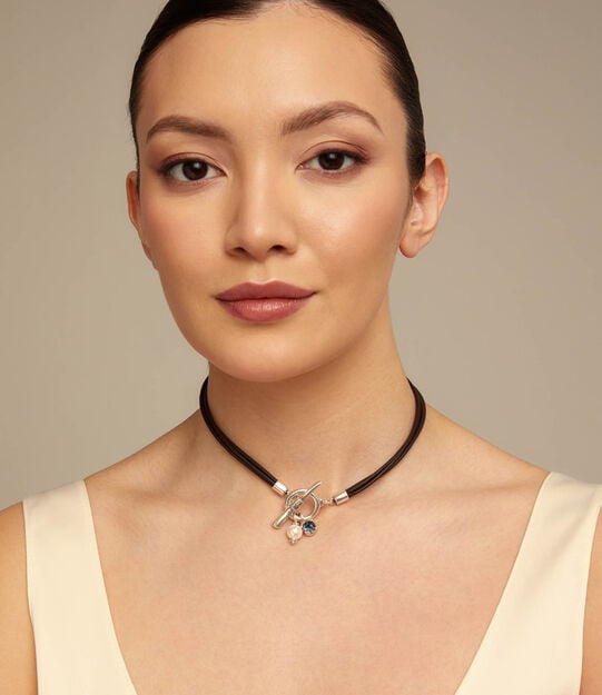 Short leather necklace with central clasp, Silver, large