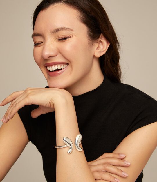 Bracelet rigide plaqu&eacute; argent carats avec conception ouverte et un papillon central., Argent, large