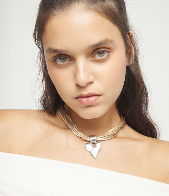 Collar hilo de seda y cuero camel con detalle de coraz&oacute;n ba&ntilde;ado en plata, Plateado, large