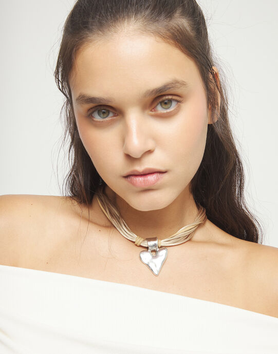 Collar hilo de seda y cuero camel con detalle de coraz&oacute;n ba&ntilde;ado en plata, Plateado, large
