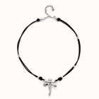 Collar de cuero y lib&eacute;lula ba&ntilde;ada en plata de ley