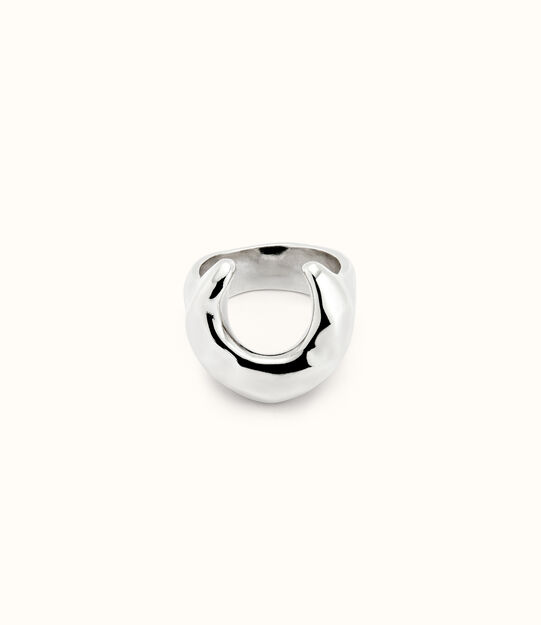 Ring with the shape of a moon