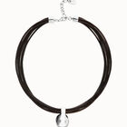 Collar de cuero con esfera grande ba&ntilde;ada en plata de ley