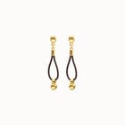Aretes largos de cuero con detalle de esfera ba&ntilde;ado en oro 18k