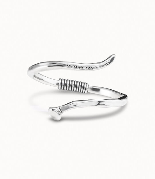 Pulsera bañada en plata de ley rígida en forma de clavo modelado en espiral.