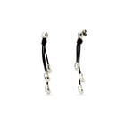 Pendientes largos con cuero y gotas ba&ntilde;adas en plata