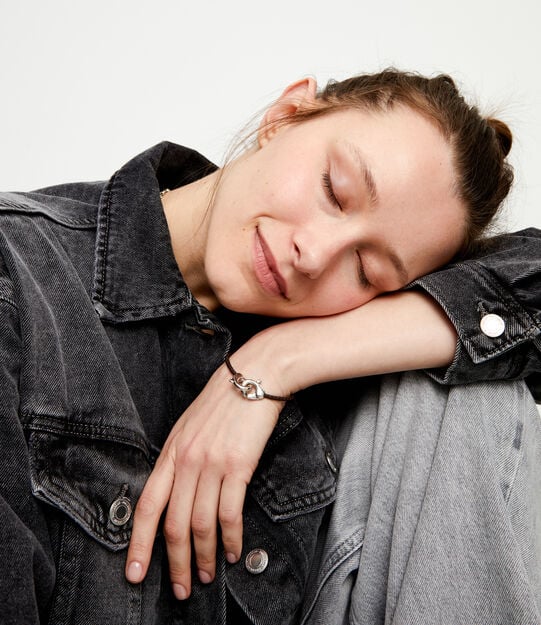 Pulsera de cuero marr&oacute;n con mosquet&oacute;n entrelazado en plata, Plateado, large