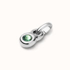 Charm ba&ntilde;ado en plata de ley con cristal verde.