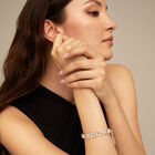 Link chain bracelet with a topaz