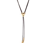 Cadena de cuero con figuras ba&ntilde;adas en oro 18k. Coraz&oacute;n ajustable en el centro.