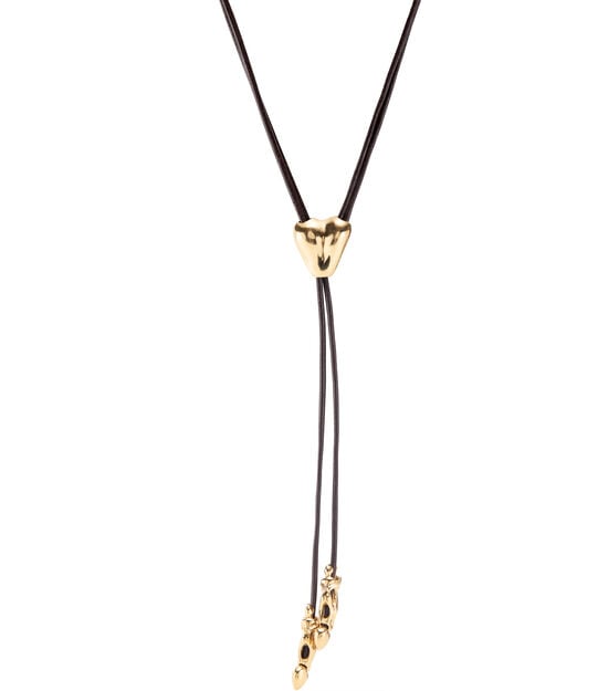 Cadena de cuero con figuras bañadas en oro 18k. Corazón ajustable en el centro.