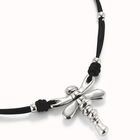 Collar de cuero y lib&eacute;lula ba&ntilde;ada en plata de ley