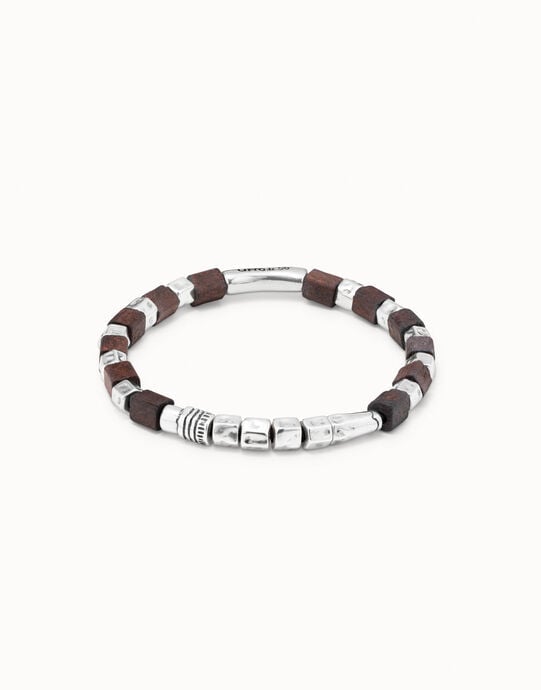 Pulsera de cuero con piezas ba&ntilde;adas en plata de ley y cuentas de madera