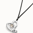 Collier long en forme de cordon effet soie et c&oelig;ur plaqu&eacute; argent et cristal trasparent