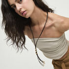 Collier long en cuir avec spirale dor&eacute;e