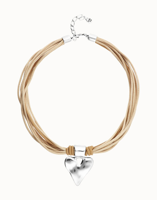 Collar hilo de seda y cuero camel con detalle de coraz&oacute;n ba&ntilde;ado en plata