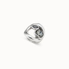 Anillo ba&ntilde;ado en plata de ley con &oacute;valo central y dos cristales color gris oscuro