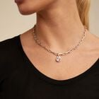 Charm ba&ntilde;ado en plata de ley con cristal rosa