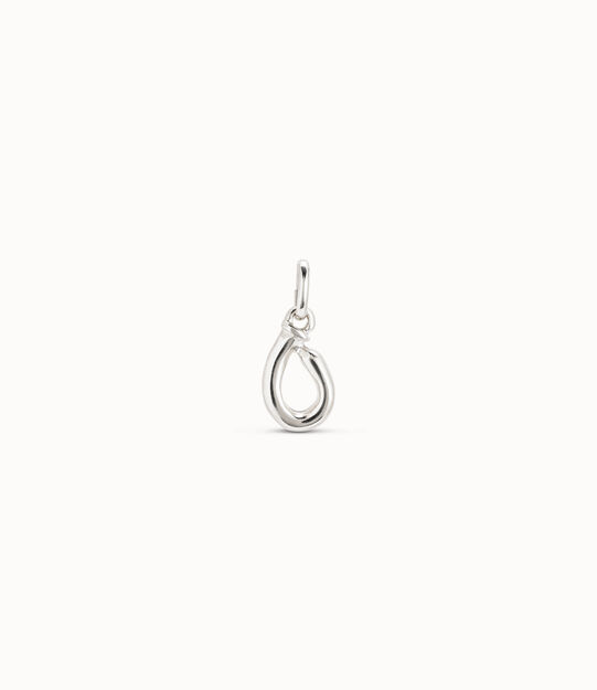 Charm bañado en plata de ley de letra O