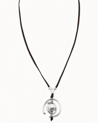 Collana di cuoio con elemento centrale in argento e perle.