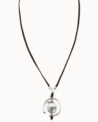 Collier en cuir avec une pièce centrale en argent et perles.