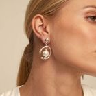Drop earrings with pearl