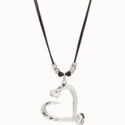 Colgante de plata con 2 tiras de cuero y coraz&oacute;n