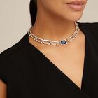Collar corto ba&ntilde;ado en plata de ley con eslabones rectangulares con forma de clavo y cristal azul