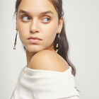 Aretes largos de cuero con detalle de esfera ba&ntilde;ado en oro 18k