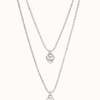 Collar ba&ntilde;ado en plata de ley con dos cadenas de diferentes largos con Charms de coraz&oacute;n y mano con cristal murano