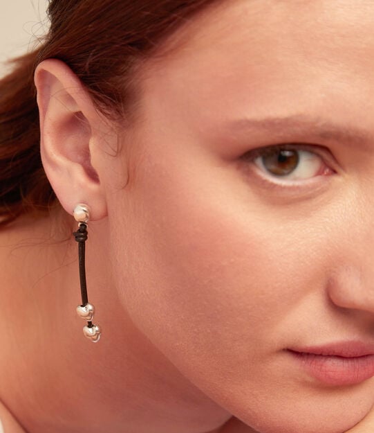 Boucles d'oreilless avec pendentif en cha&icirc;ne de cuir et deux petits c&oelig;urs plaqu&eacute;s, Argent, large