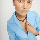 Collar de cuero con esfera grande ba&ntilde;ada en oro 18k