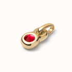 Charm placcato oro 18k con cristallo rosso.