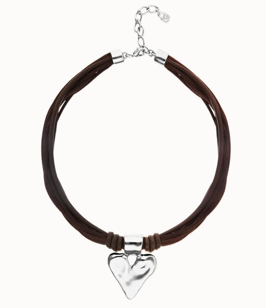 Collar hilo de seda y cuero marr&oacute;n con detalle de coraz&oacute;n ba&ntilde;ado en plata