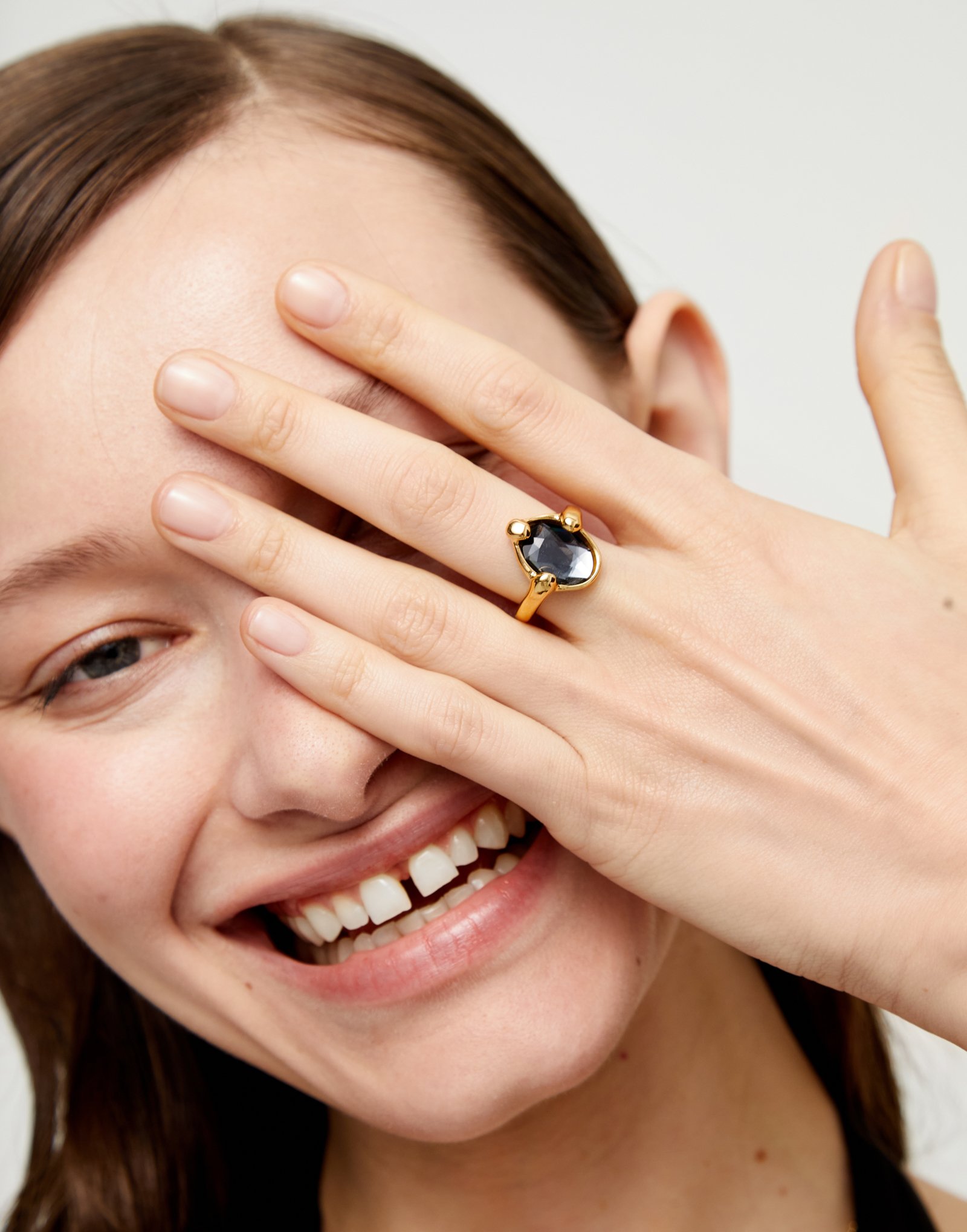 Anillo bañado en oro 18k con cristal facetado ovalado negro, Dorado, large thumbnail