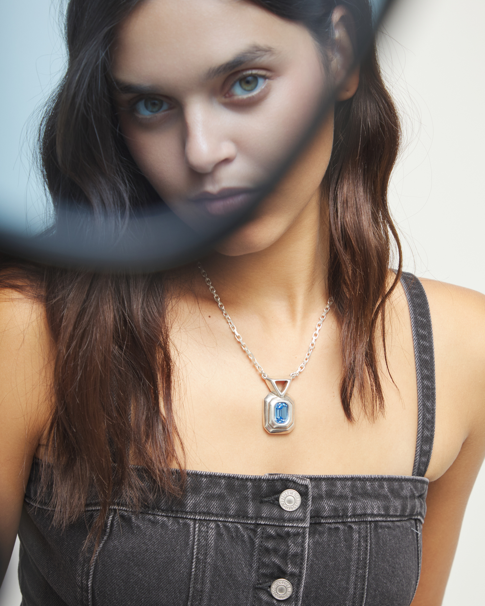 Collar ba&ntilde;ado en plata de ley con cristal facetado rectangular azul