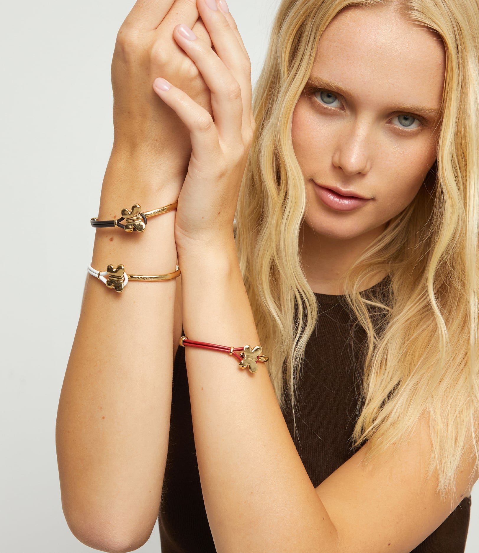 Pulsera combinada en cuero rojo y oro 18k con adorno de mariposa