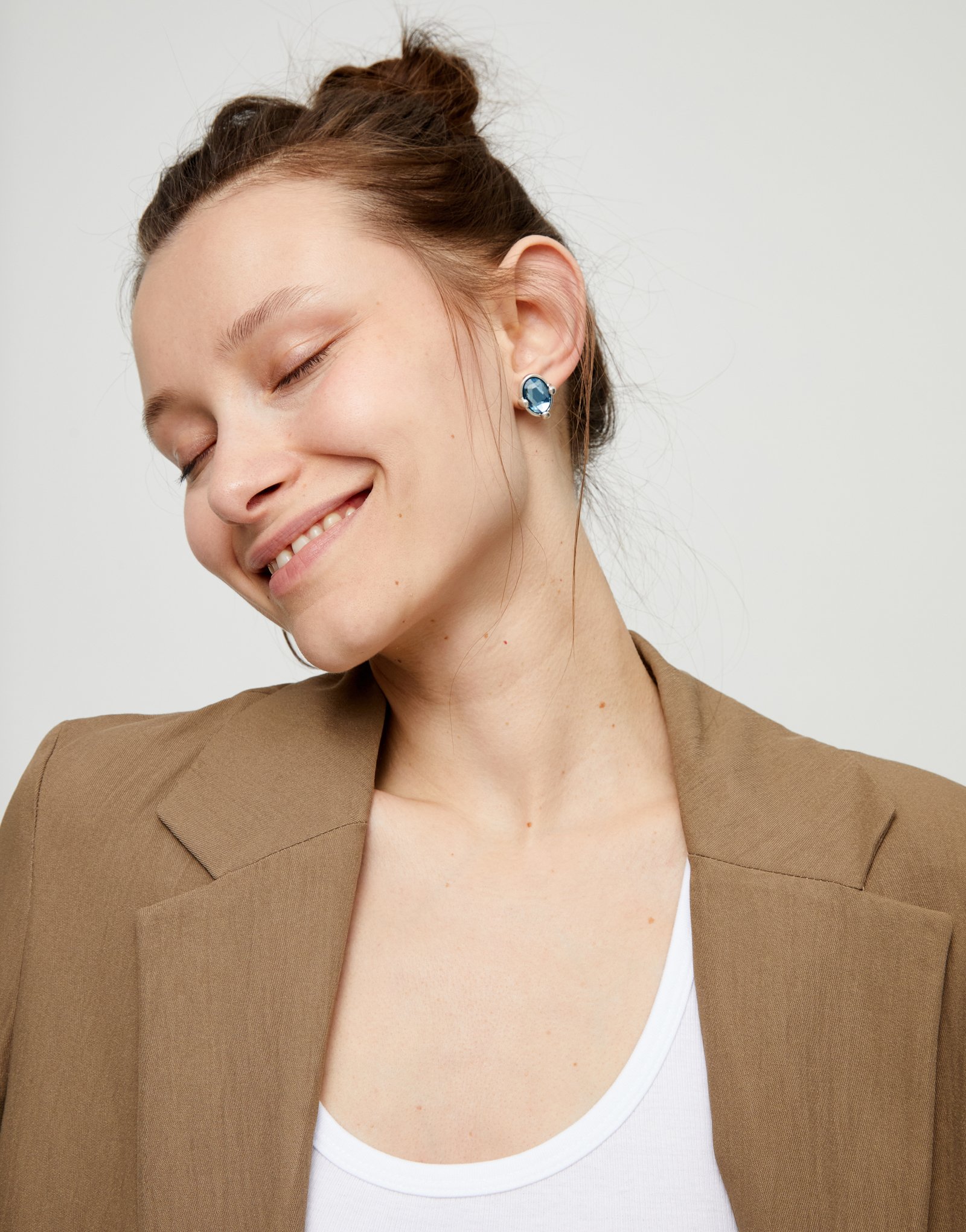 Pendientes bañados en plata con cristal facetado ovalado azul, Plateado, large thumbnail