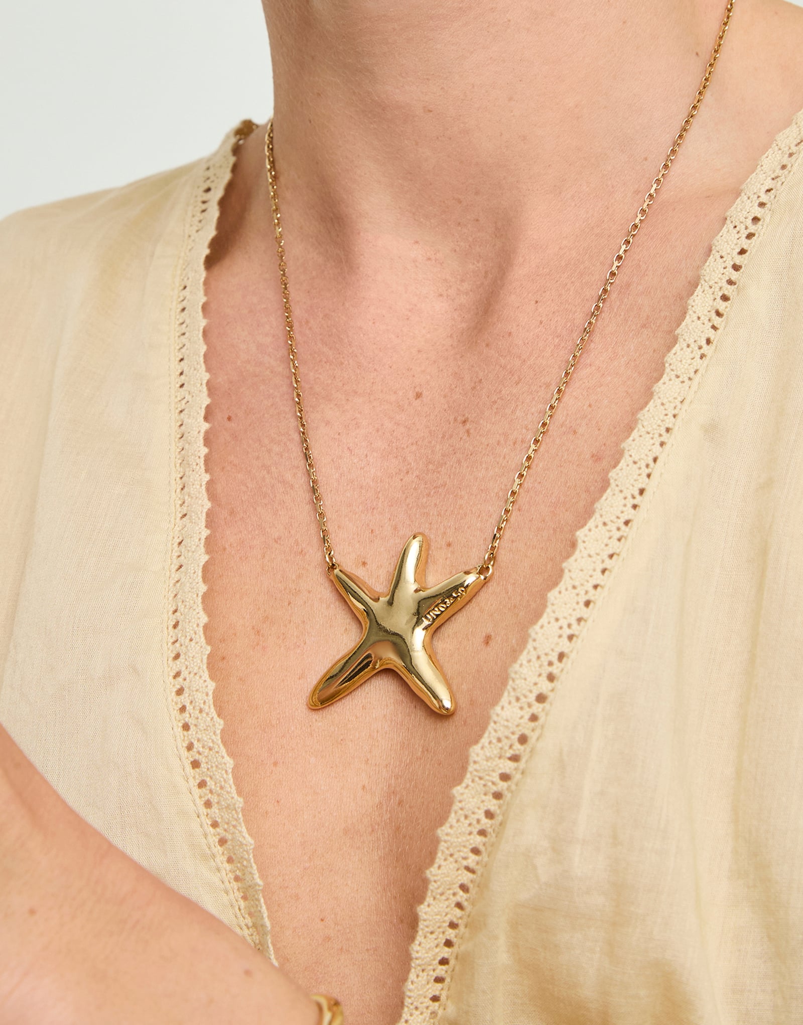 Medium necklace with starfish