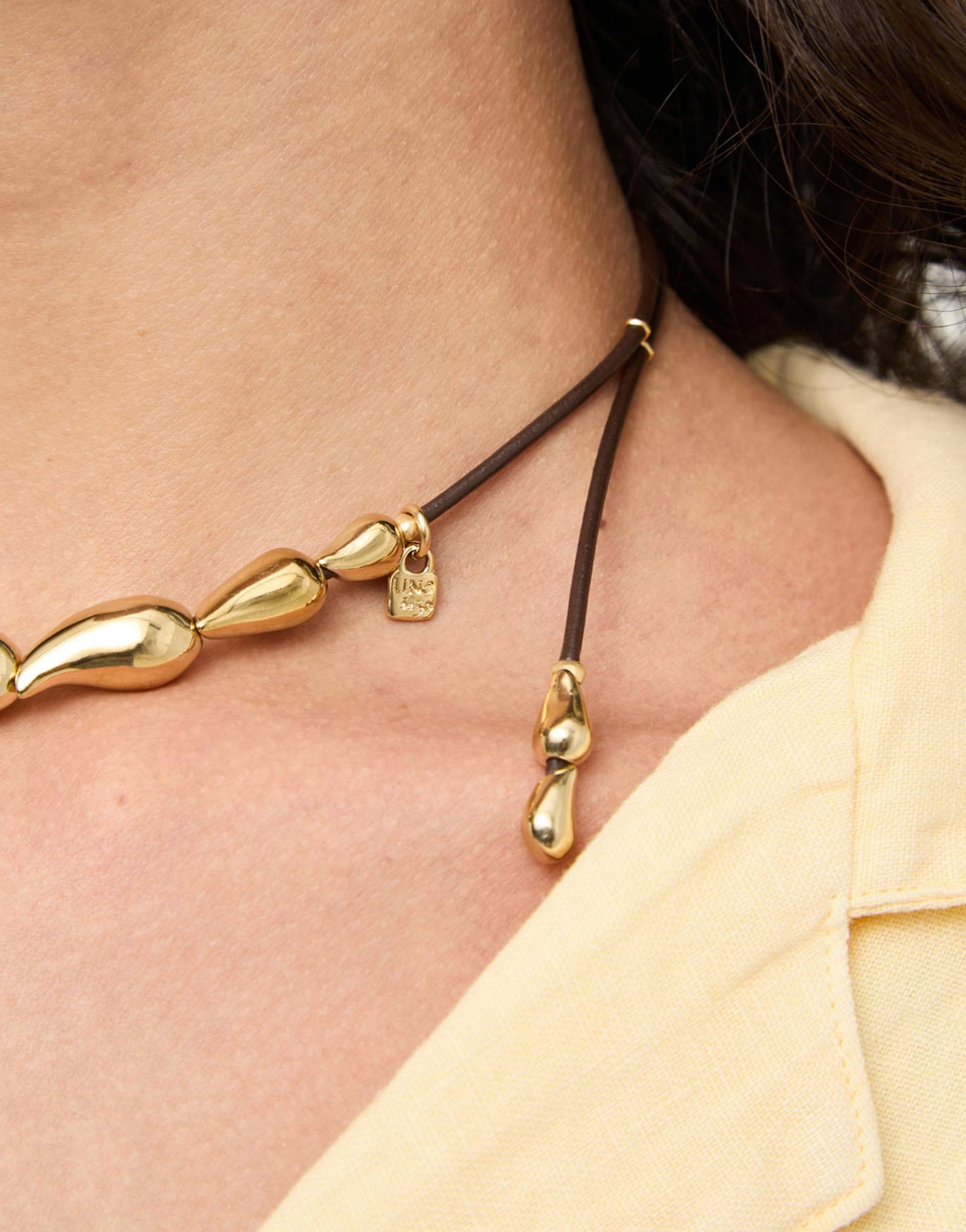Collier en cuir aux gouttes dor&eacute;es entrelac&eacute;es