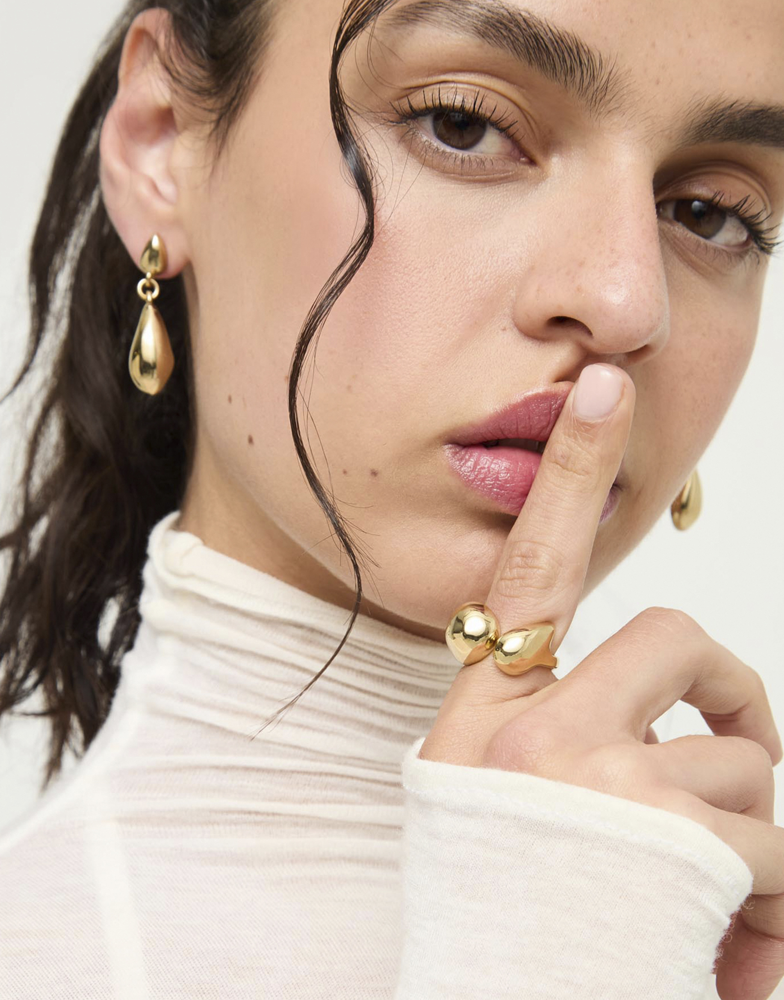 Ring with irregular rounded shapes