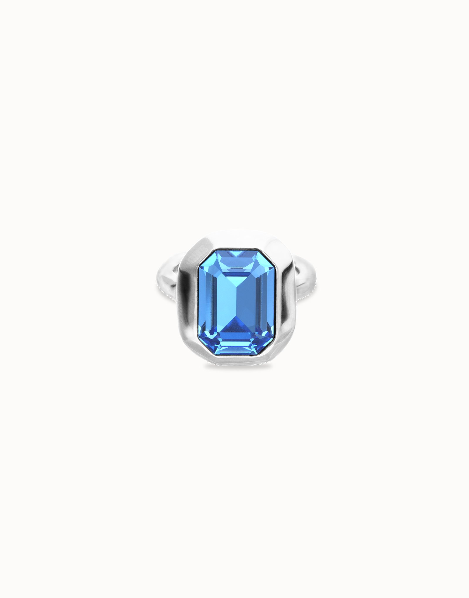 Rectangular ring with blue faceted crystal