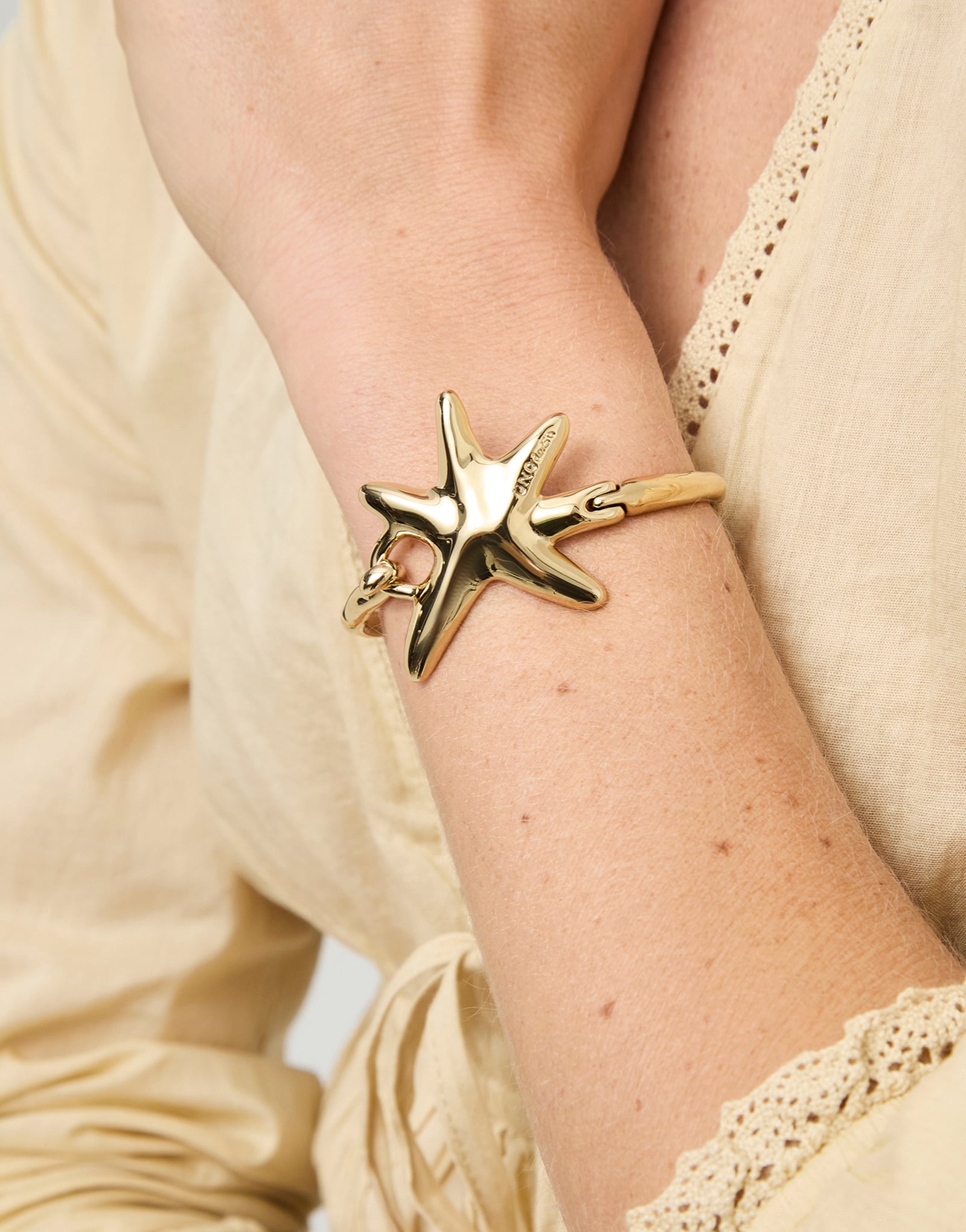Bangle bracelet with starfish