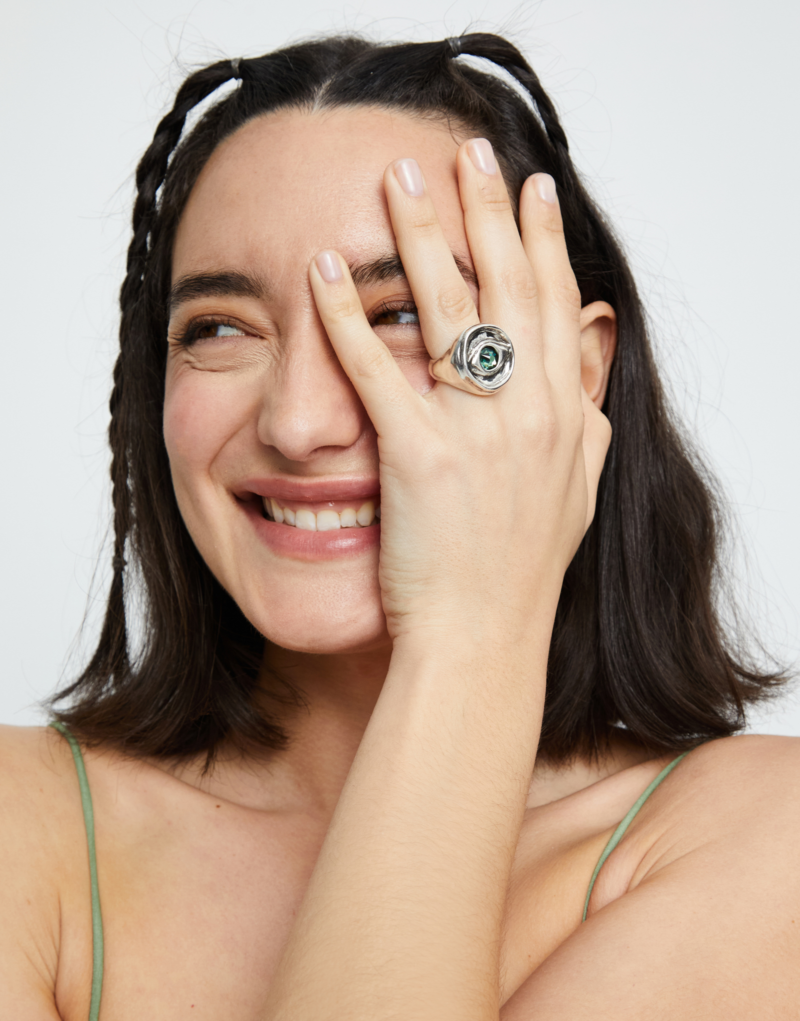 Anillo tipo sello en plata de ley y forma de ojo con cristal facetado verde, Plateado, large thumbnail